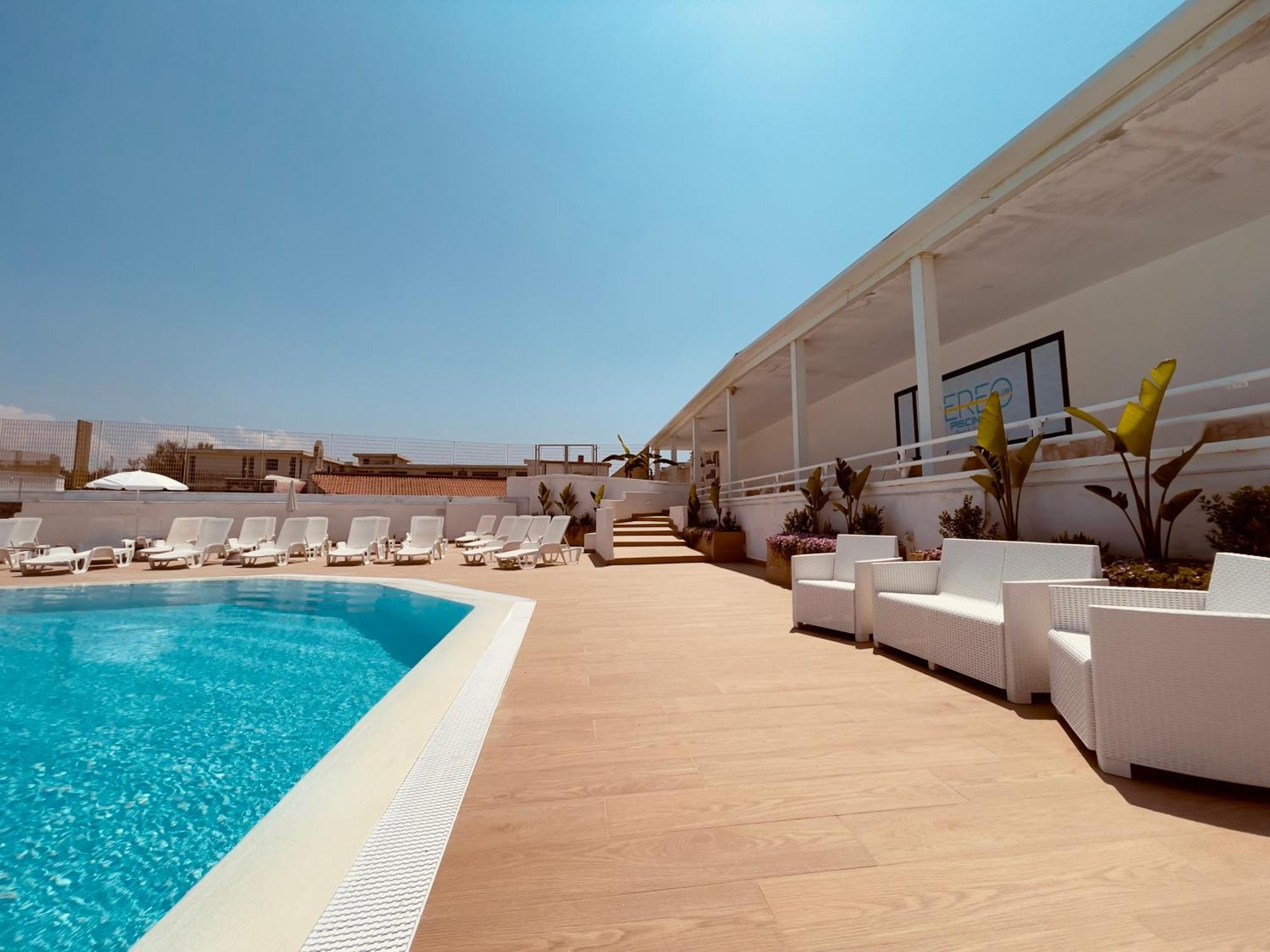 Athena Sea Front Apartment, Parking & Pool Lago Patria Bagian luar foto